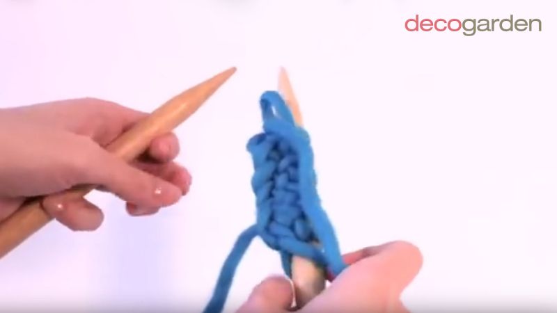Paso cinco para hacer punto del revés o punto espiga.