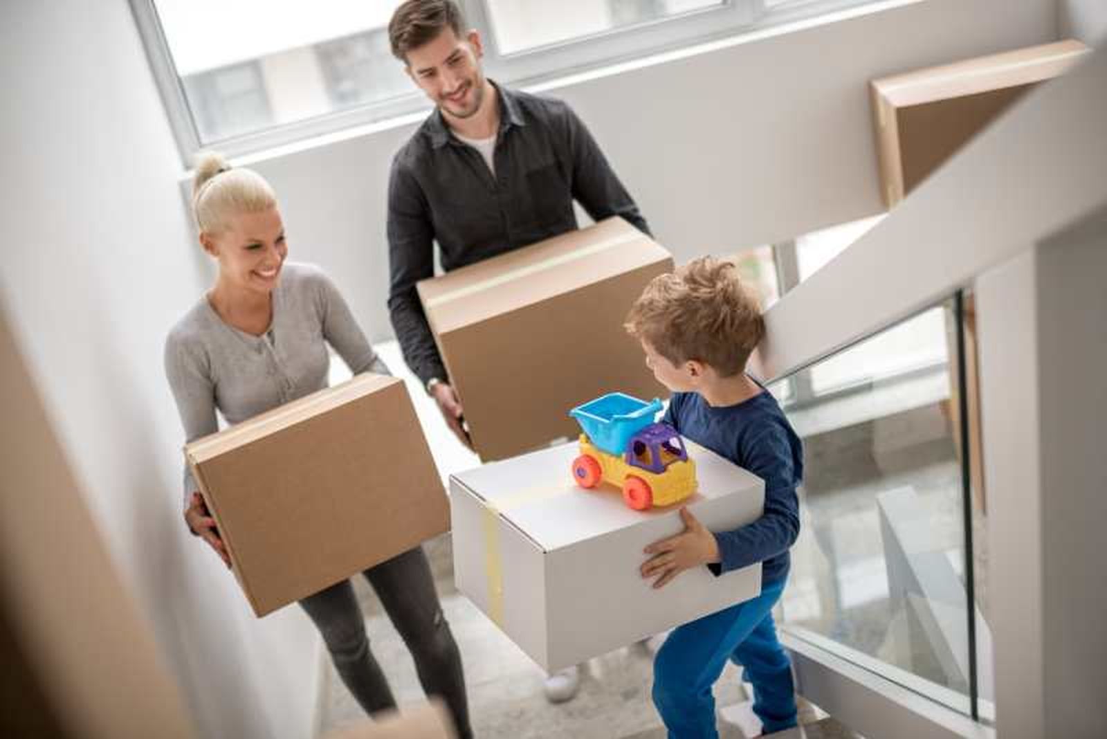 Donar ropa o juguetes es una acción solidaria muy bonita en Navidad