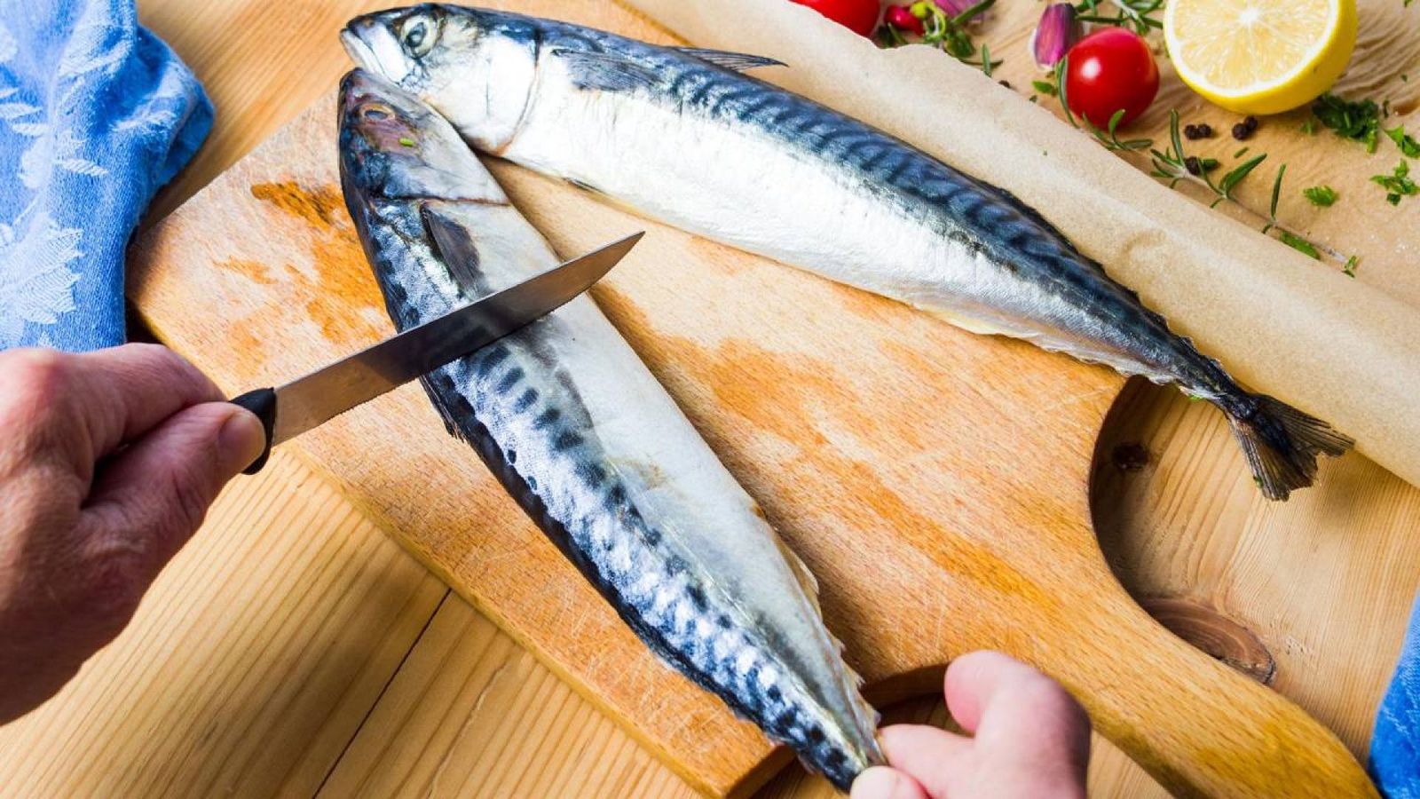 Cómo limpiar caballa o verdel
