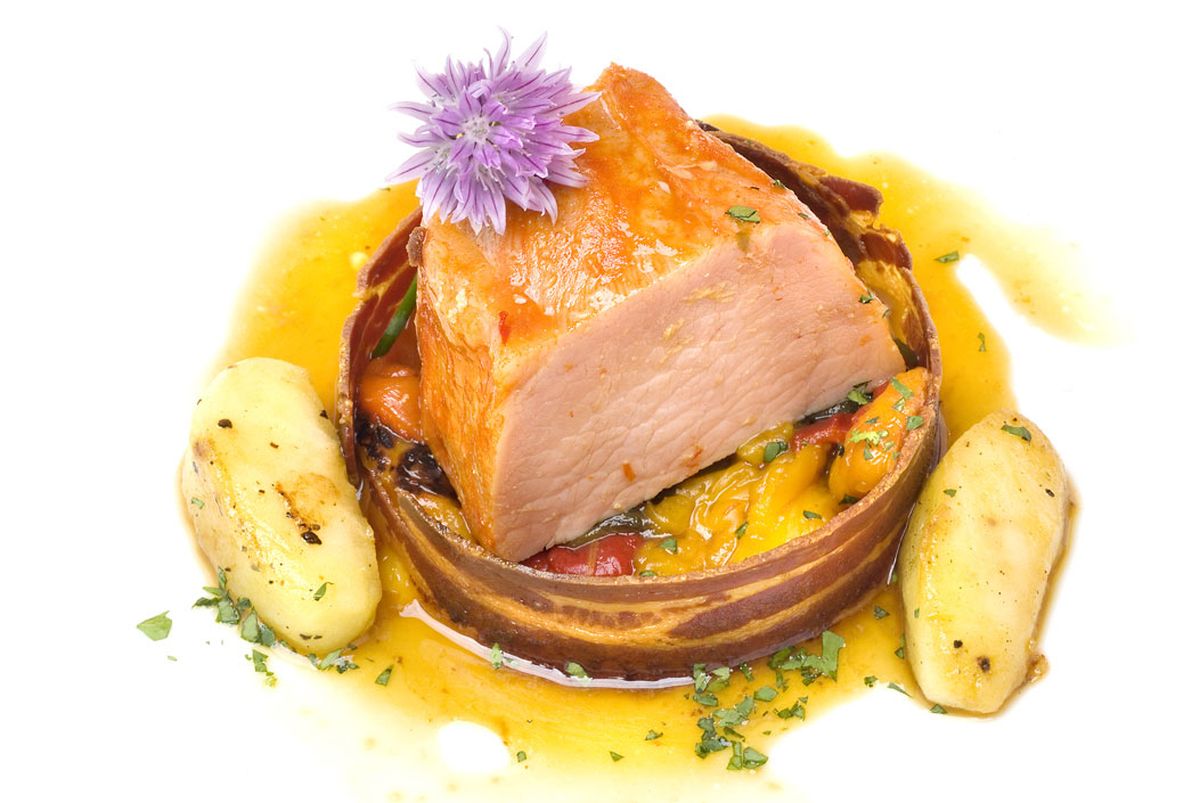 Lomo de cerdo a baja temperatura en su jugo y con pimientos