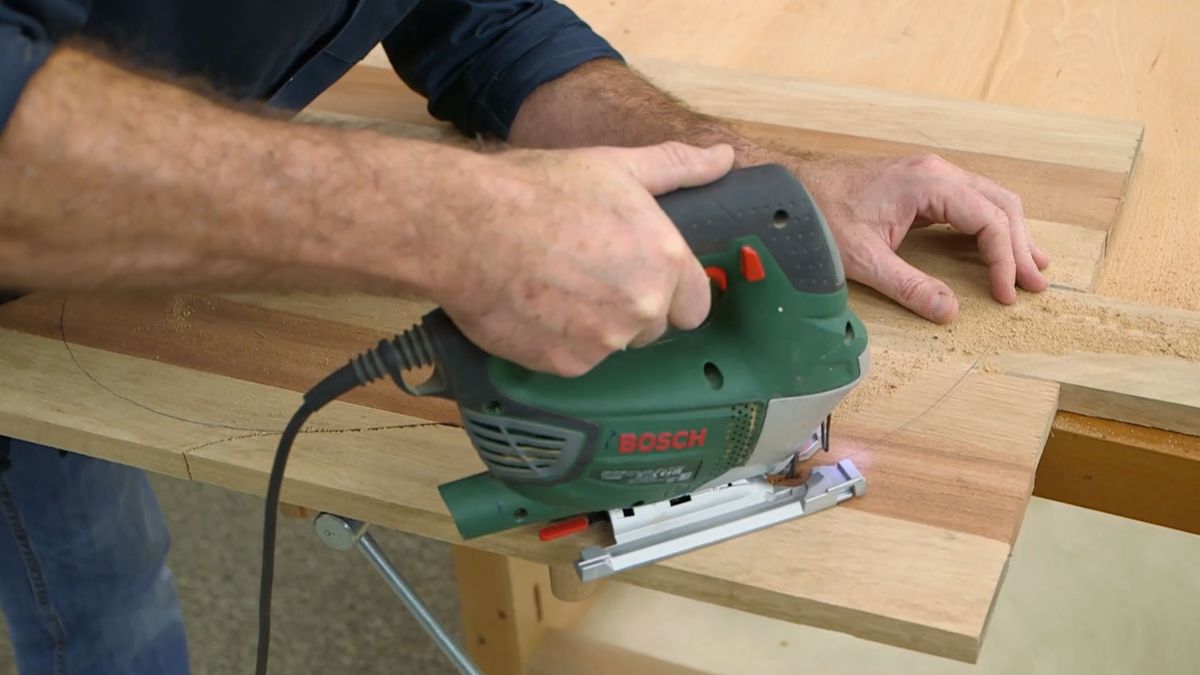 Cómo hacer un soporte de madera para la guitarra paso 5