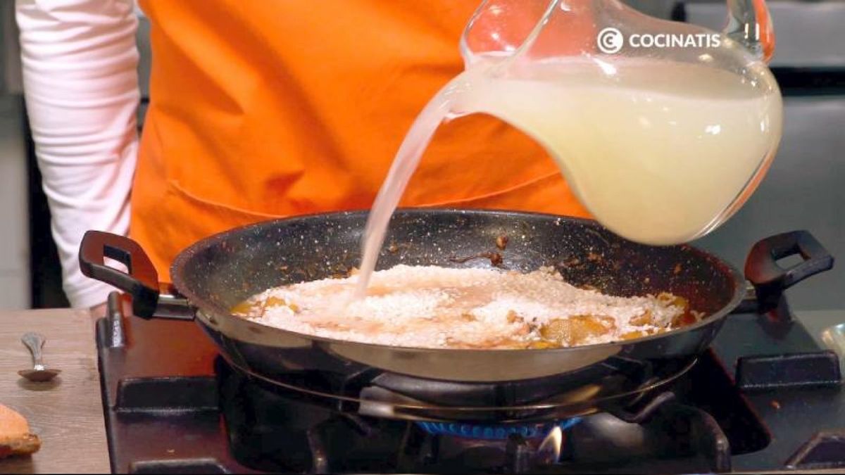 Añadimos el arroz y el caldo de pescado