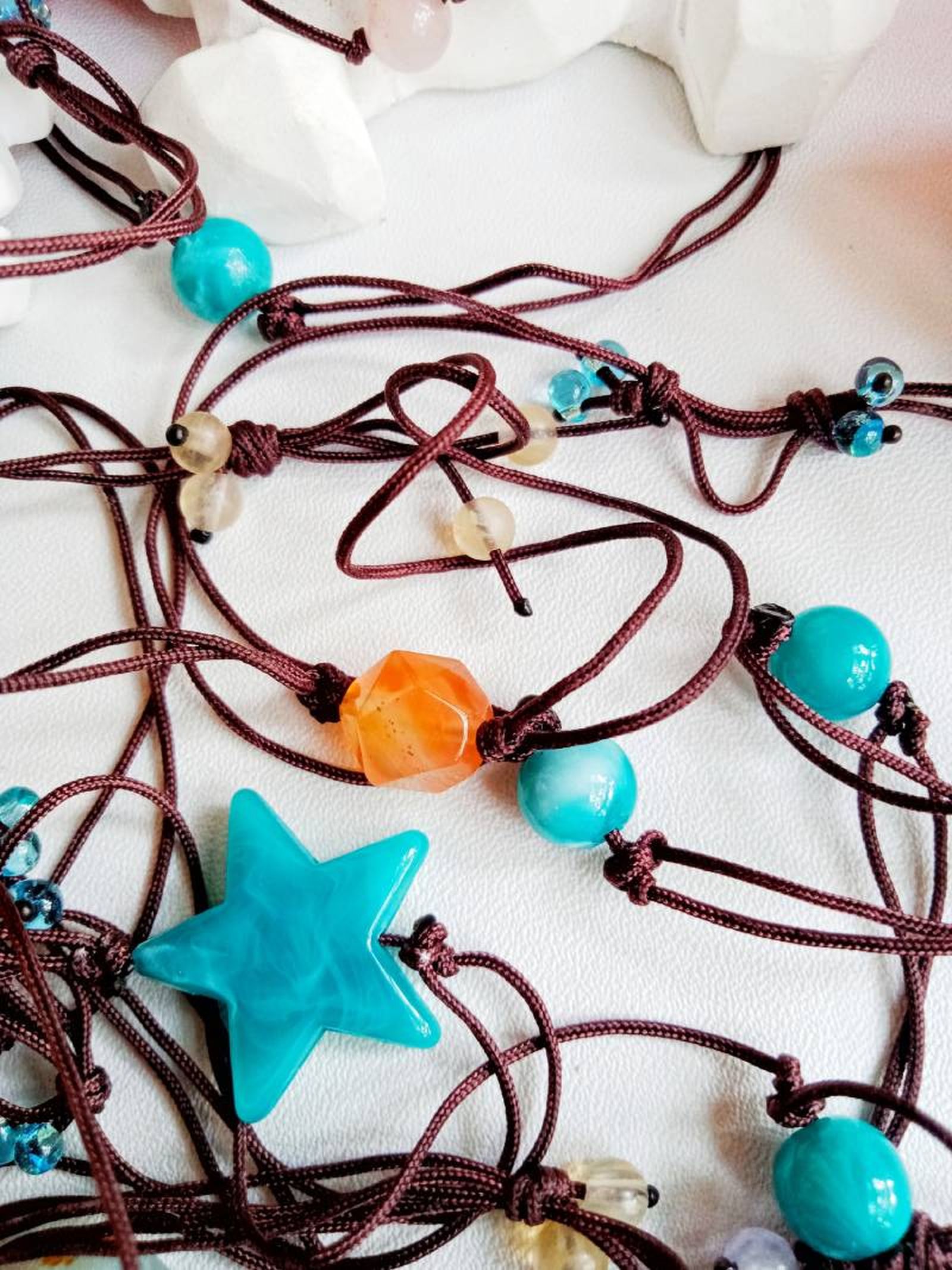 Collares artesanales con cuentas de cristales de colores.