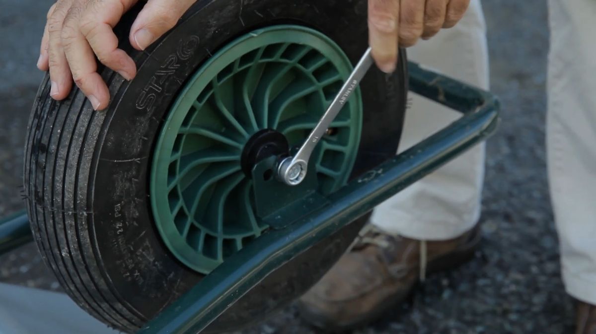 Cómo reparar pinchazo en la cámara de una rueda paso 1