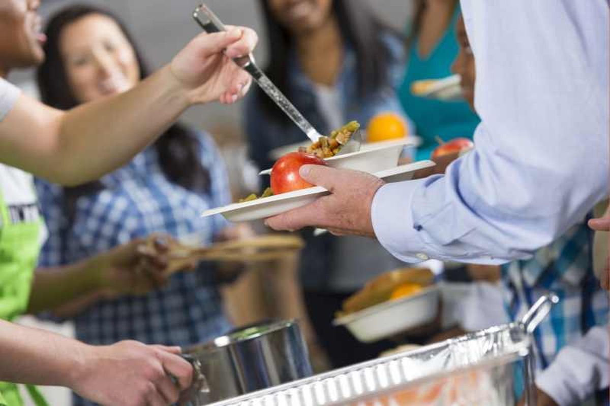 Puedes hacerte voluntario en un comedor social durante las fiestas navideñas