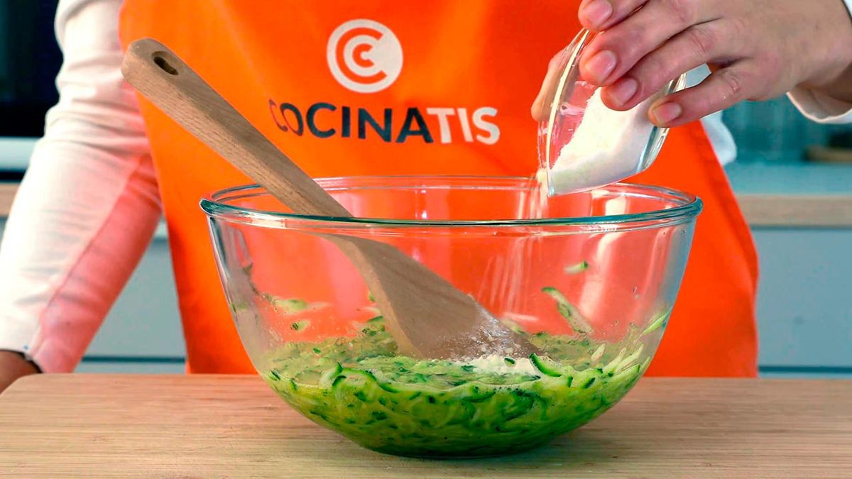 Receta de tortitas de calabacín con salsa de yogur  paso 3