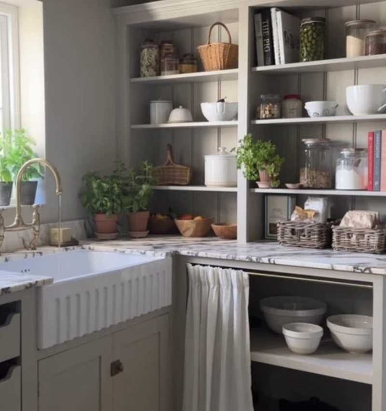 Cocina tradicional con alacena.
