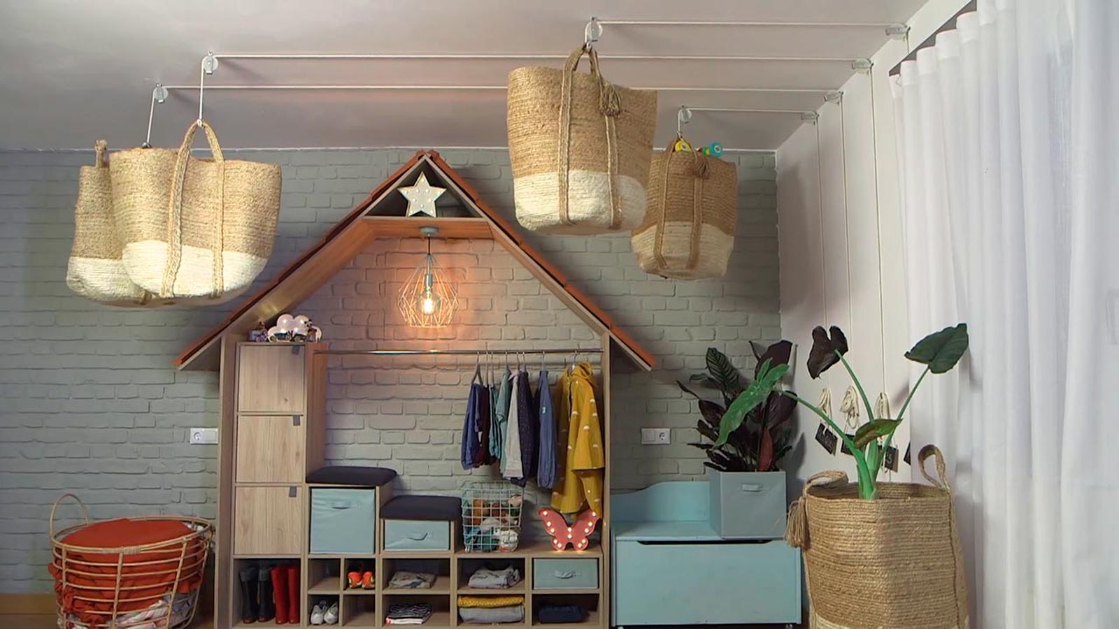 Como colgar grandes cestos para mantener el orden en la habitacion
