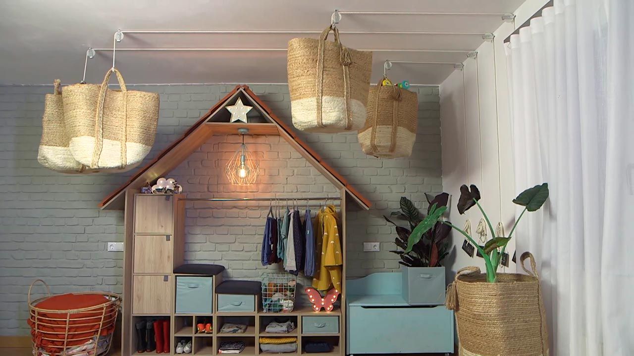 Como colgar grandes cestos para mantener el orden en la habitacion