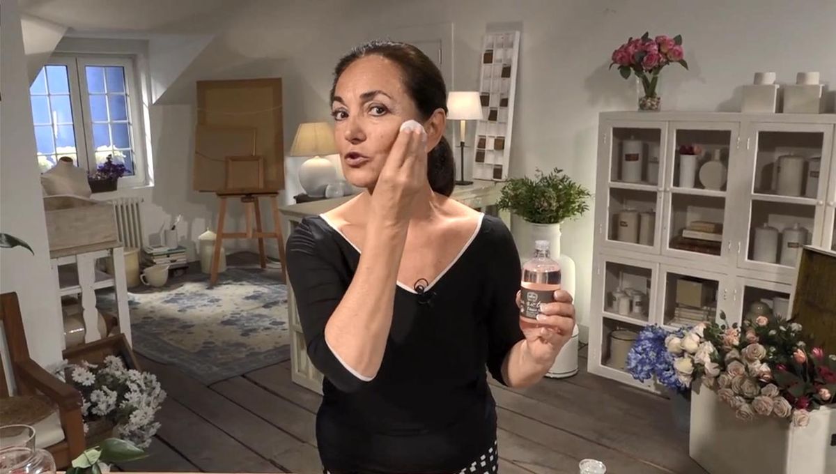 como hacer agua de rosas aplicar rostro