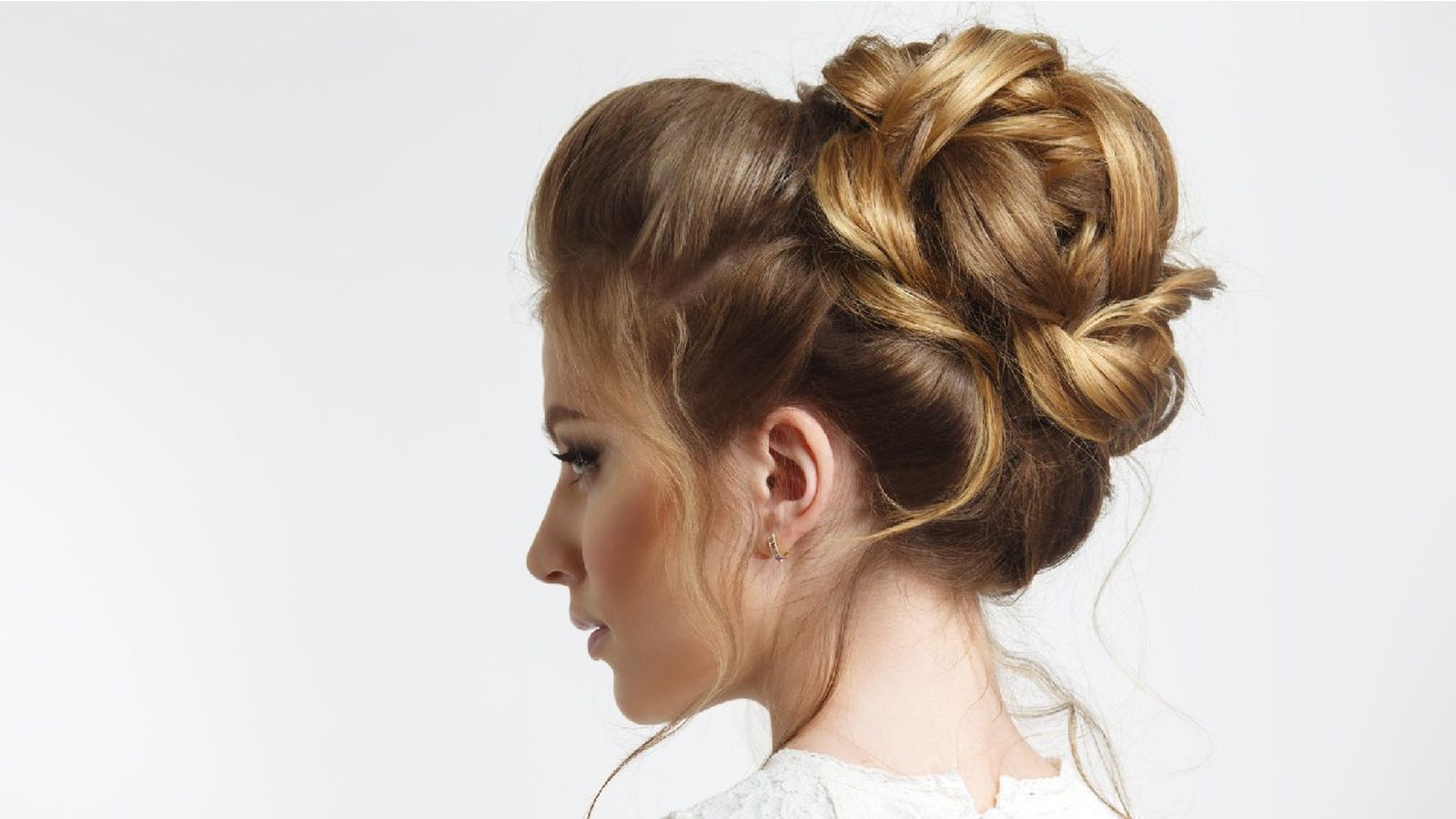 Un moño con bucles también es una buena opción para una novia