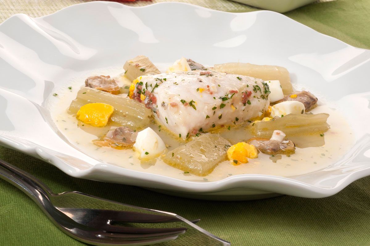 301 Merluza en salsa verde con cardo y almejas (1117) xl