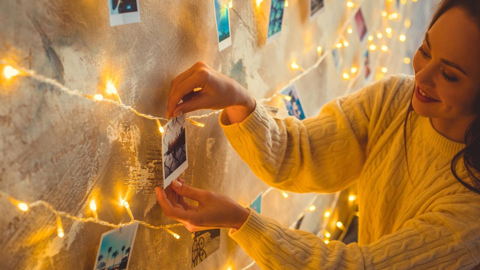 guirnaldas luces decorar dormitorio pared fotos
