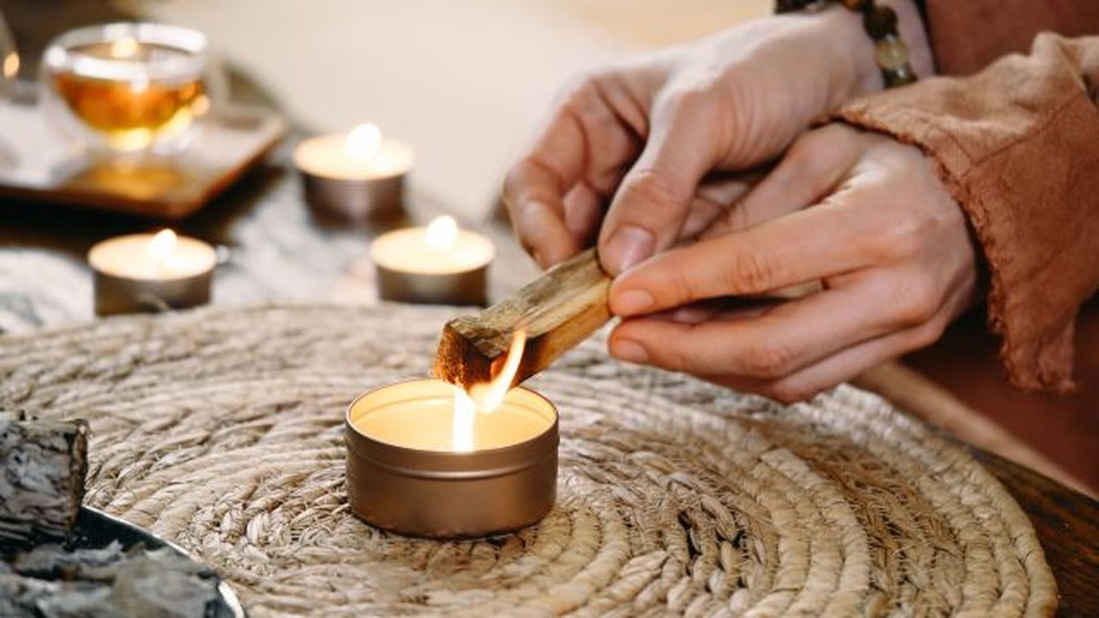 como encender palo santo