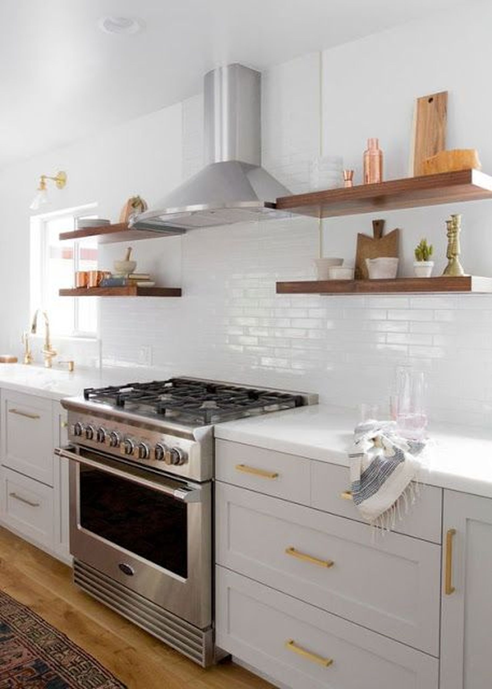 cocina sin muebles altos con baldas 2