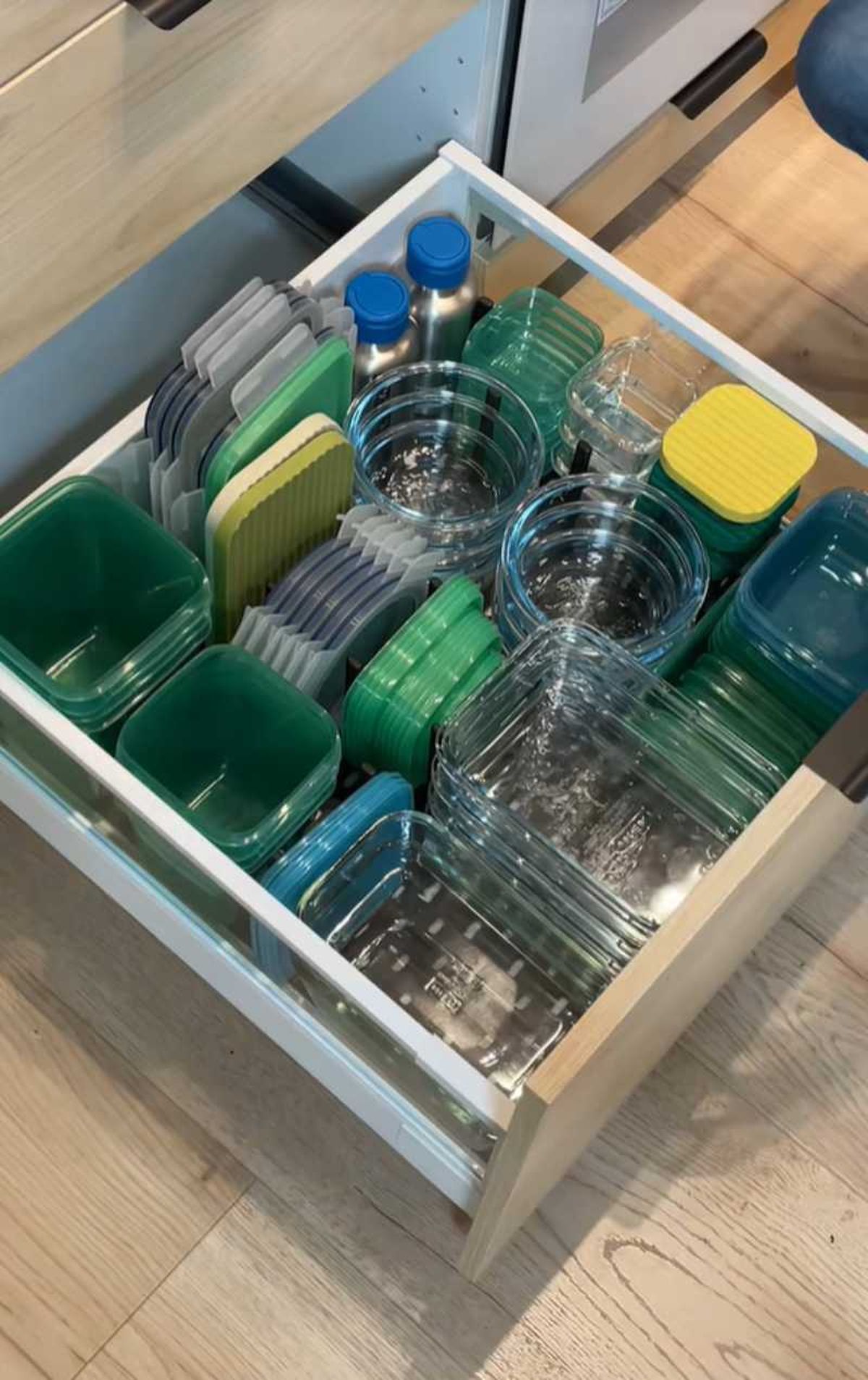 Tuppers ordenados con el panel perforado UPPDATERA.