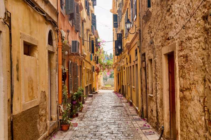 Calles estrechas de Corfú en la islas griegas