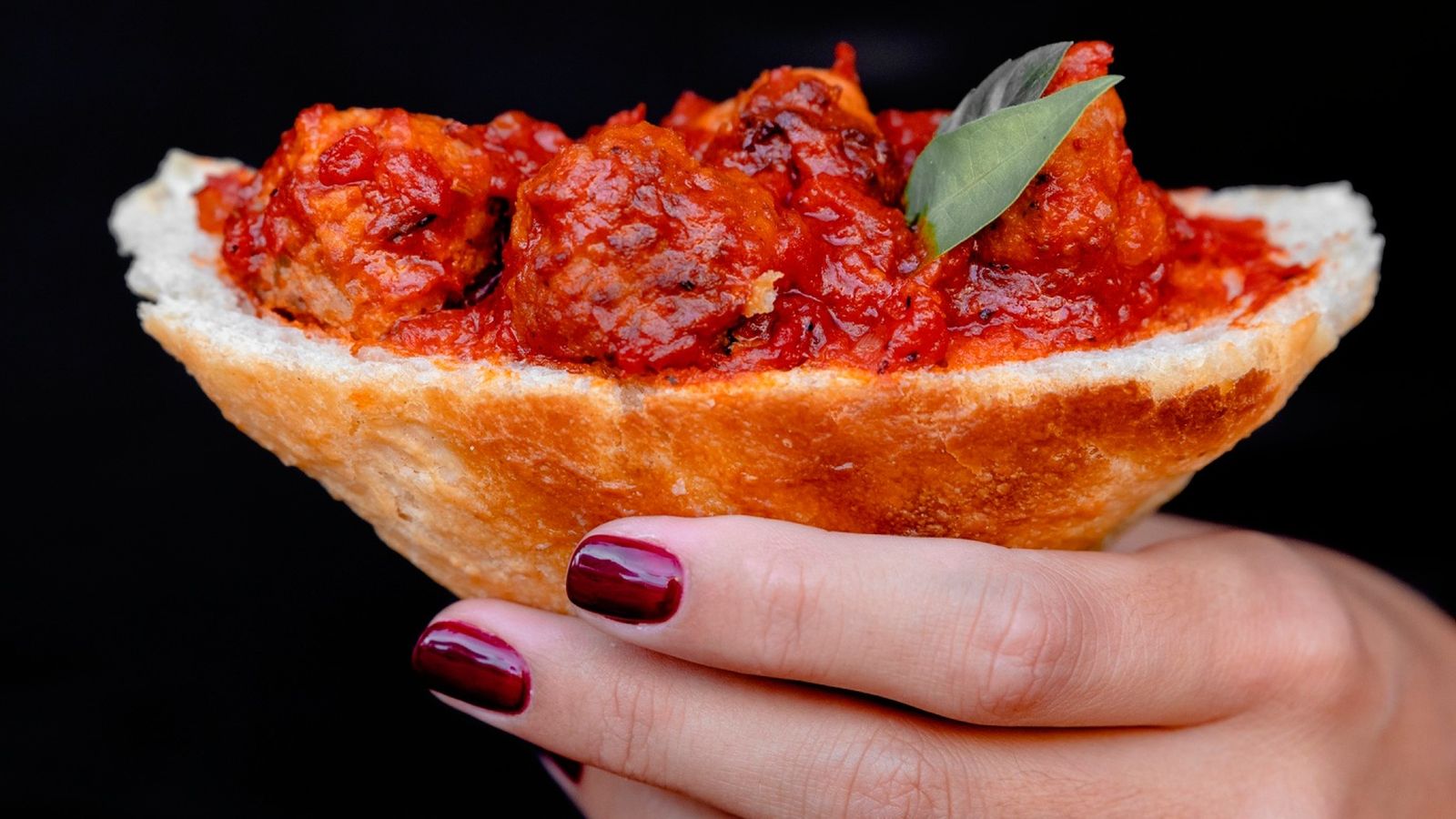 Descubre el bar de Madrid en el que sirven los guisos para comer con las manos