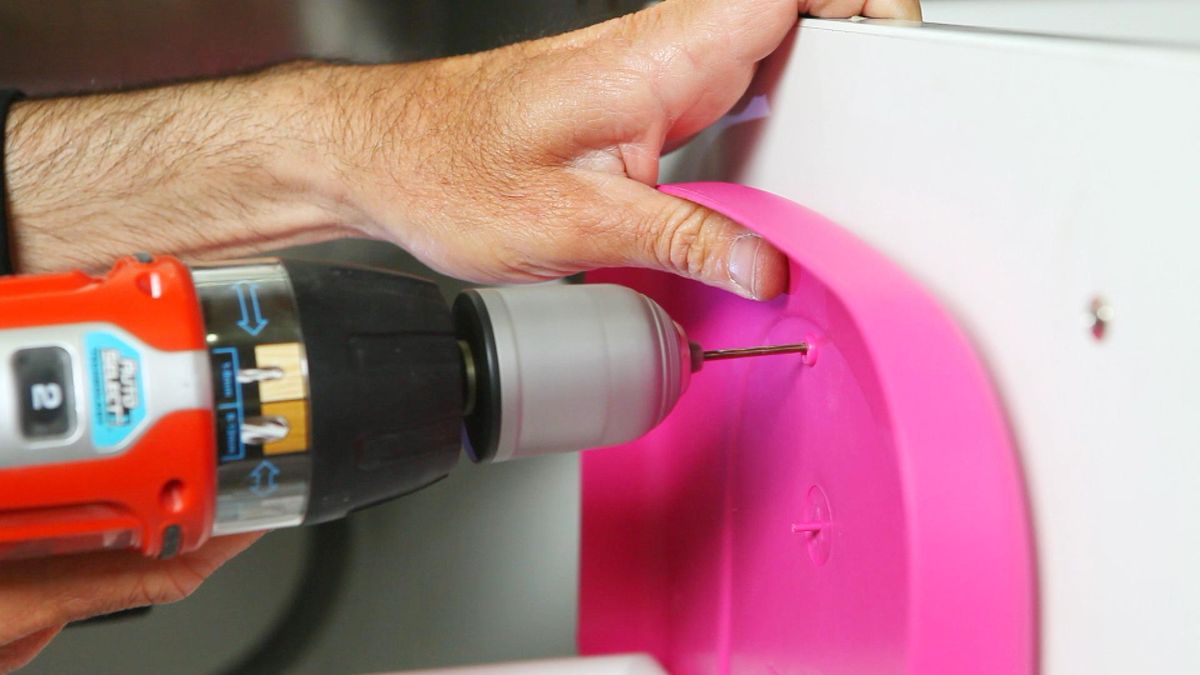 Colocar un soporte para bolsa de basura paso 4