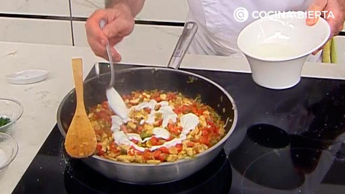 samosas de pollo con salsa yogur empanadillas India receta karlos arguinano karl67800321 paso2