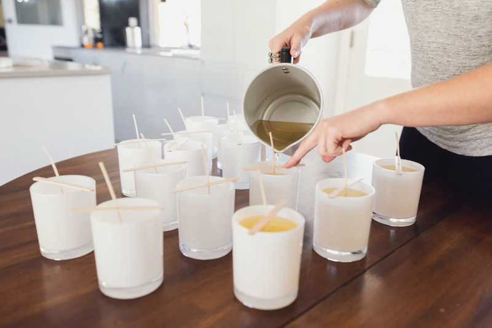 Mujer haciendo velas artesanales.