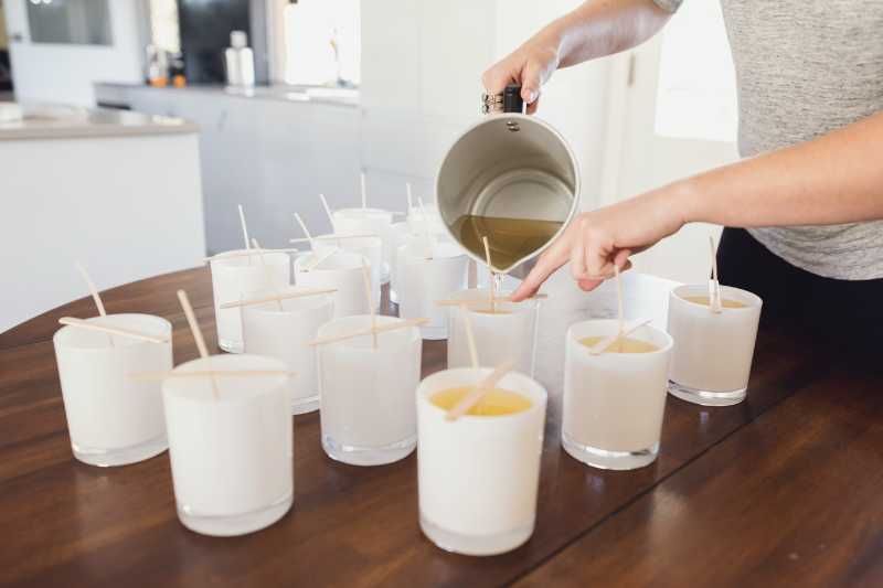 Mujer haciendo velas artesanales.