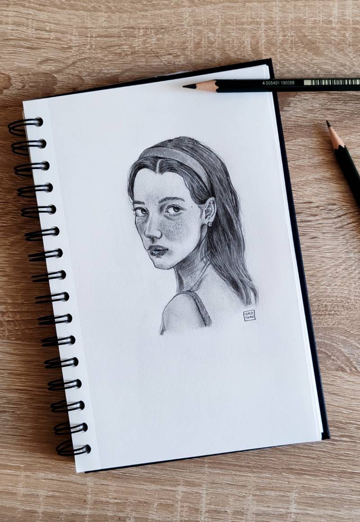 Dibujo de mujer a lápiz. / Autora: Verotxan