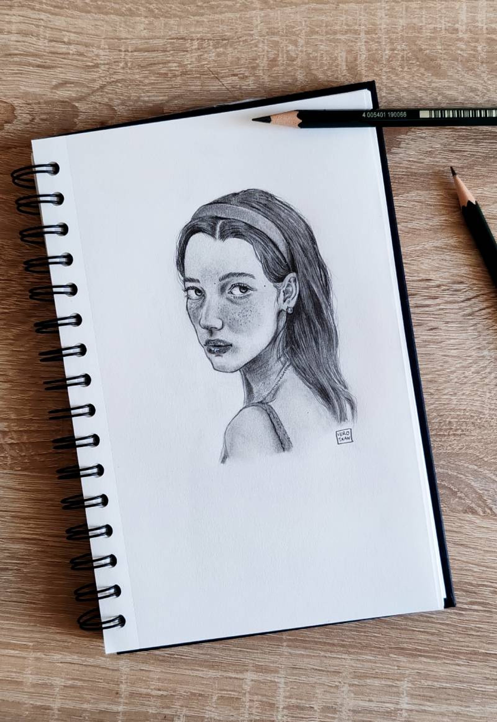 Dibujo de mujer a lápiz. / Autora: Verotxan