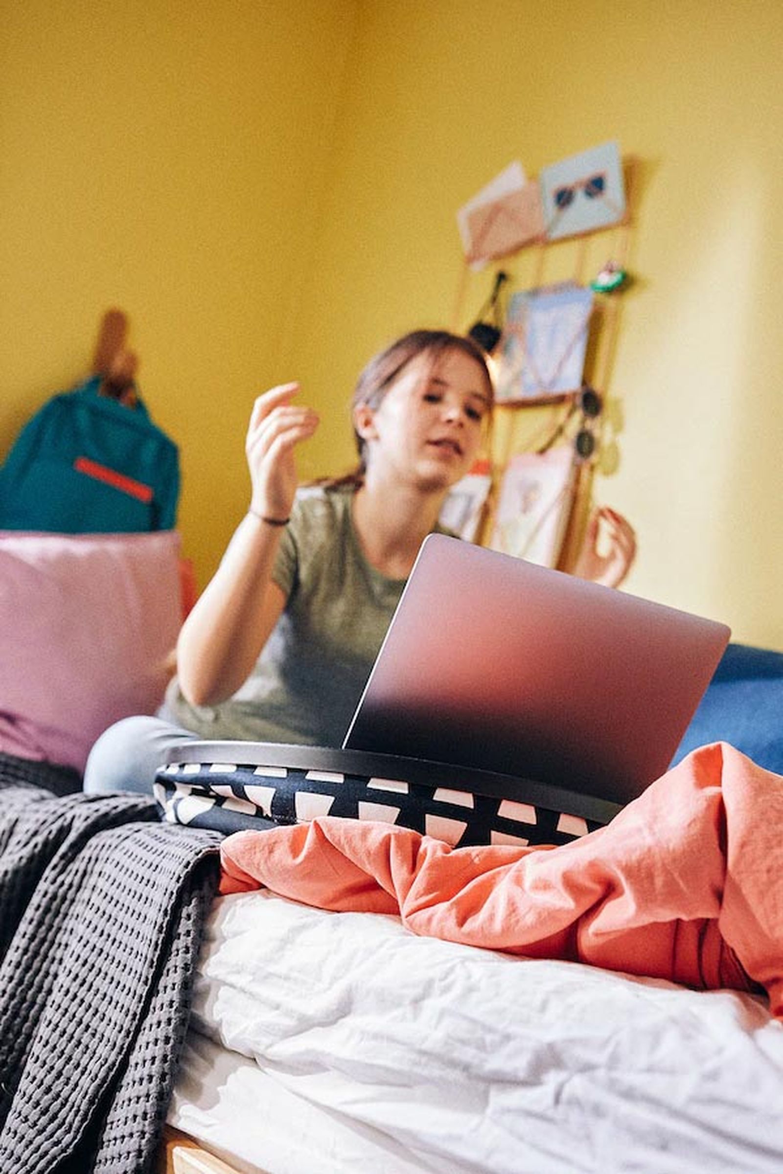 como decorar una habitacion adolescente soporte ordenador portatil BYLLAN