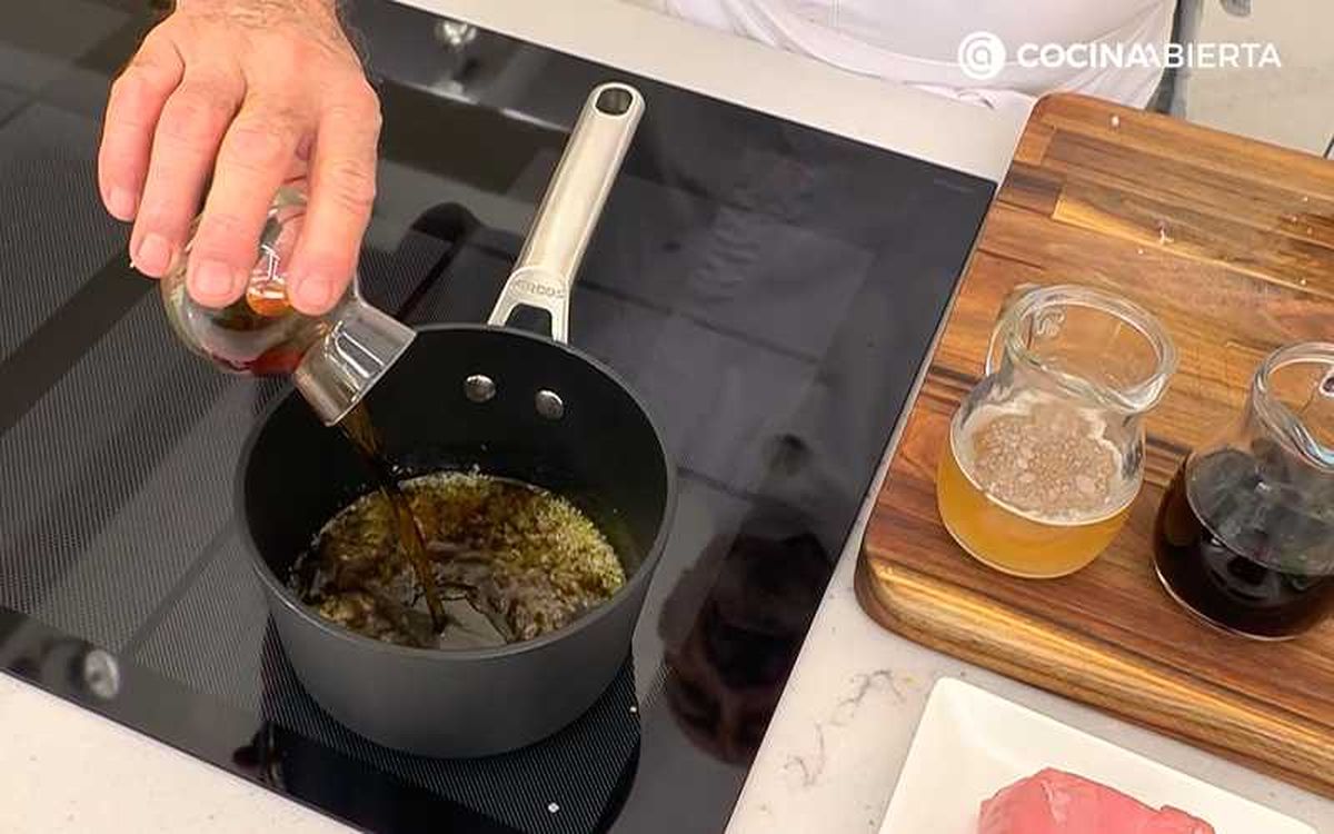 Vierte el brandy, el vino tino y el caldo