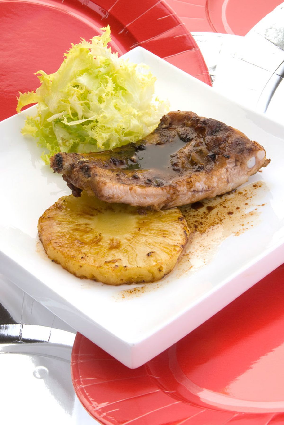 Costilla de cerdo con piña dorada