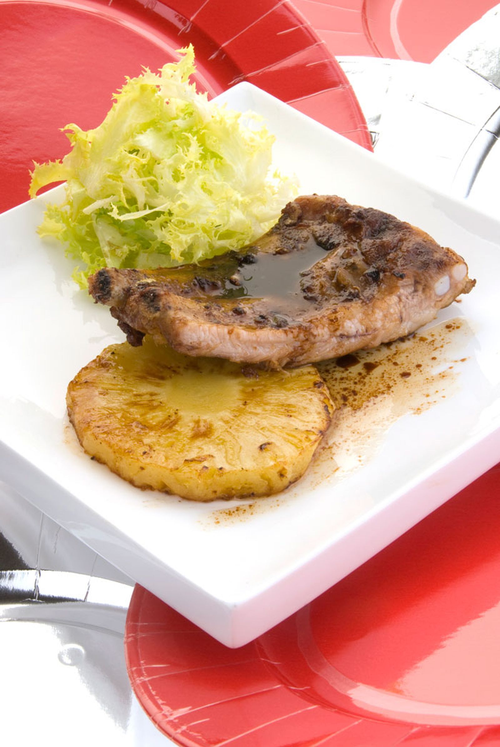 Costilla de cerdo con piña dorada