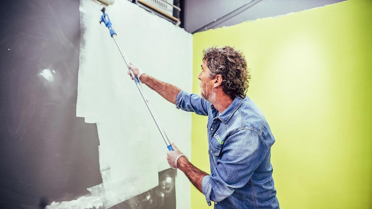 Cómo cerrar un hueco en la pared paso 12
