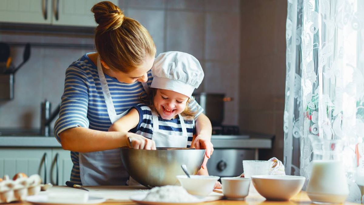niños cocinando en familia