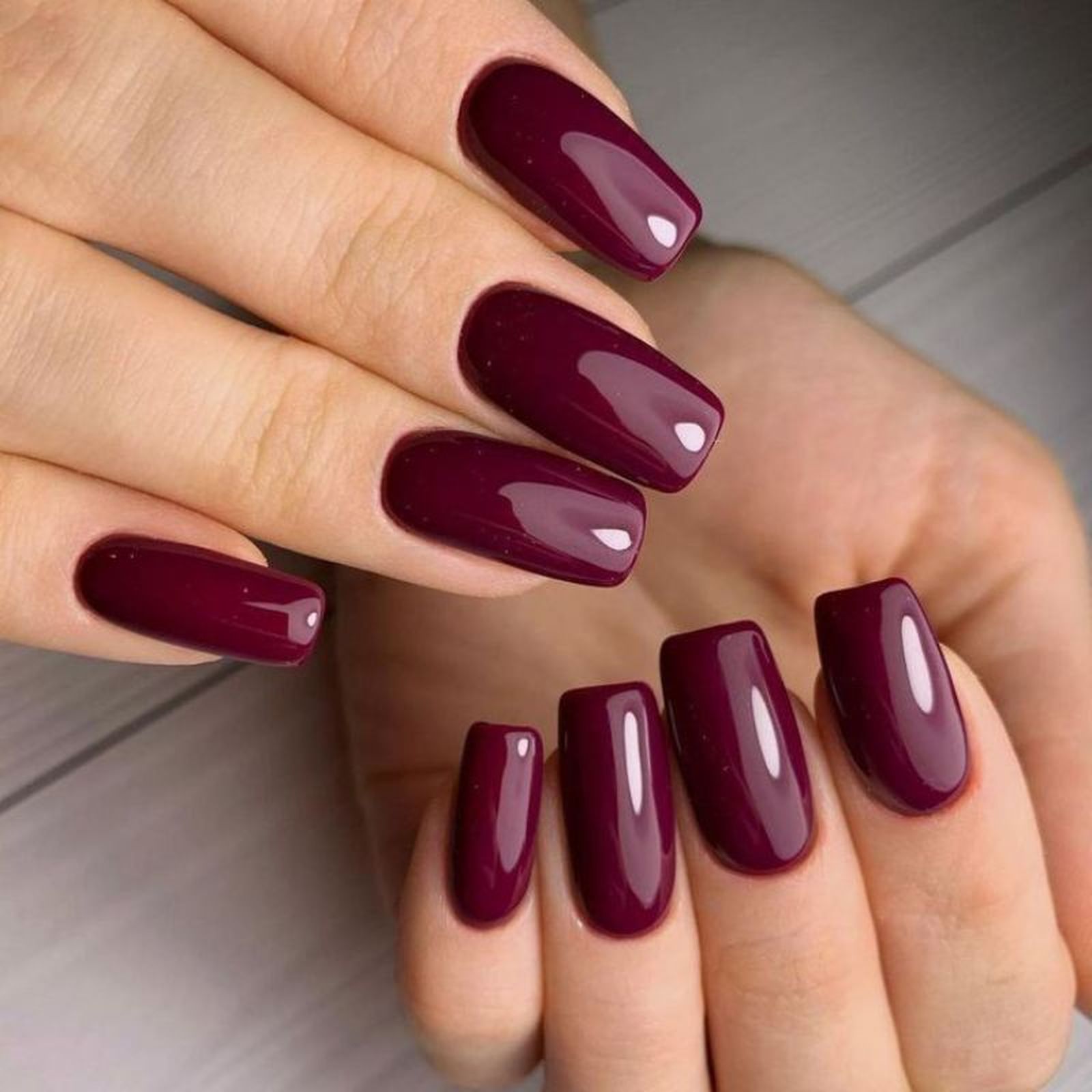 Manicura en color burdeos