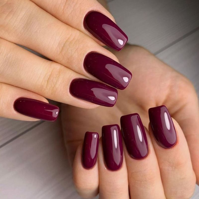 Manicura en color burdeos