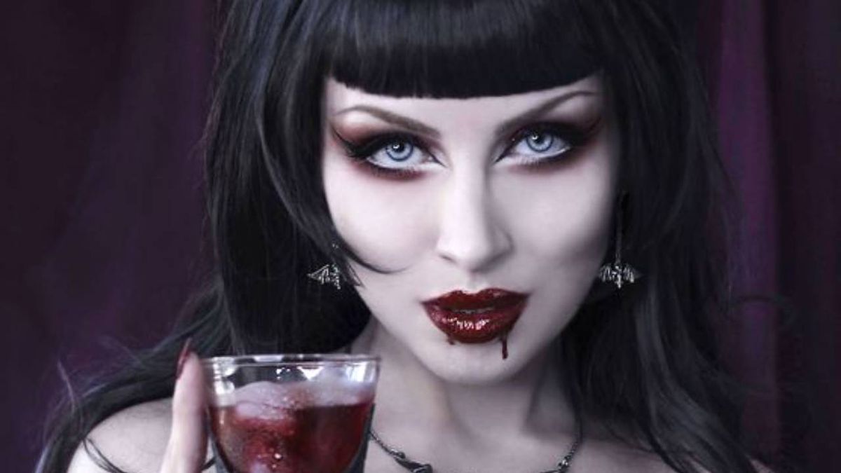 La piel pálida es una de las características del maquillaje de vampiresa