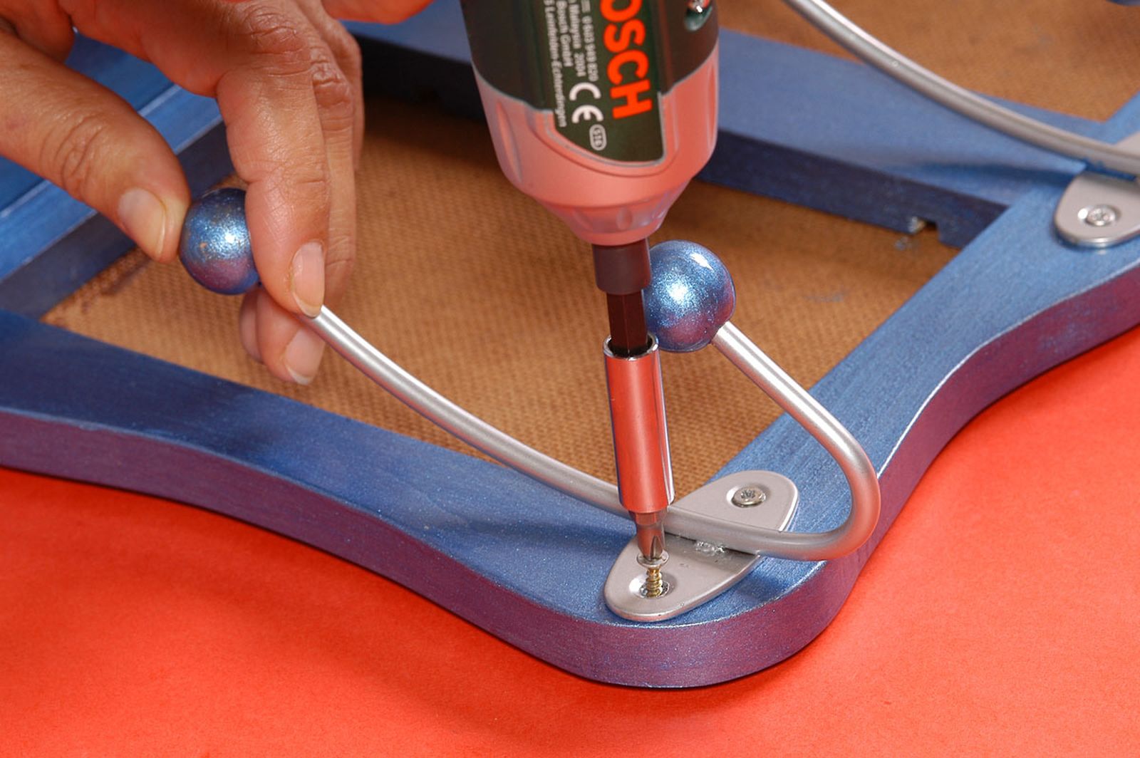 Hacer un perchero original con un atril de madera paso 6