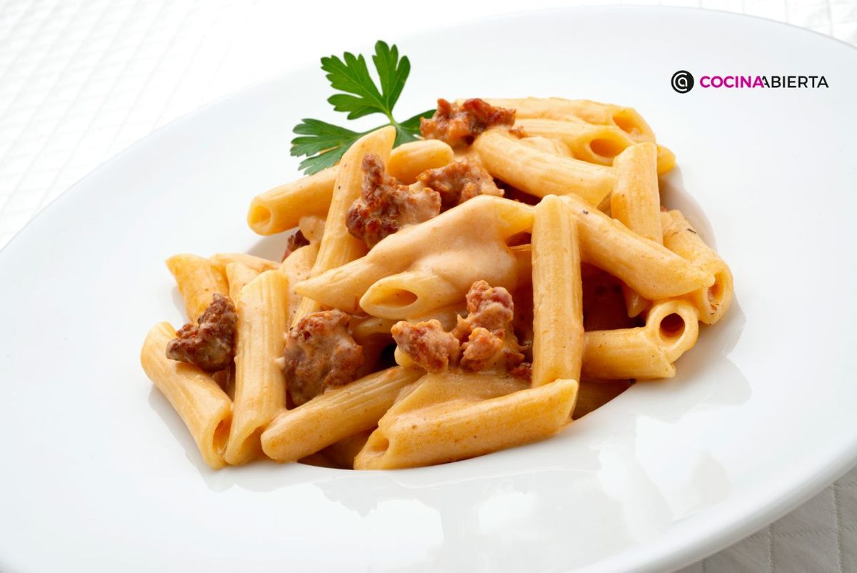 Receta fácil de macarrones con chorizo y salsa aurora al estilo de Karlos Arguiñano