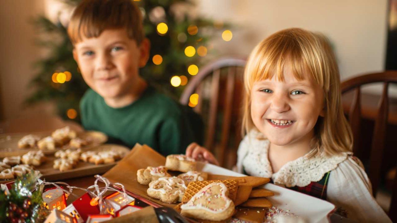 Niños en la mesa de Navidad.
