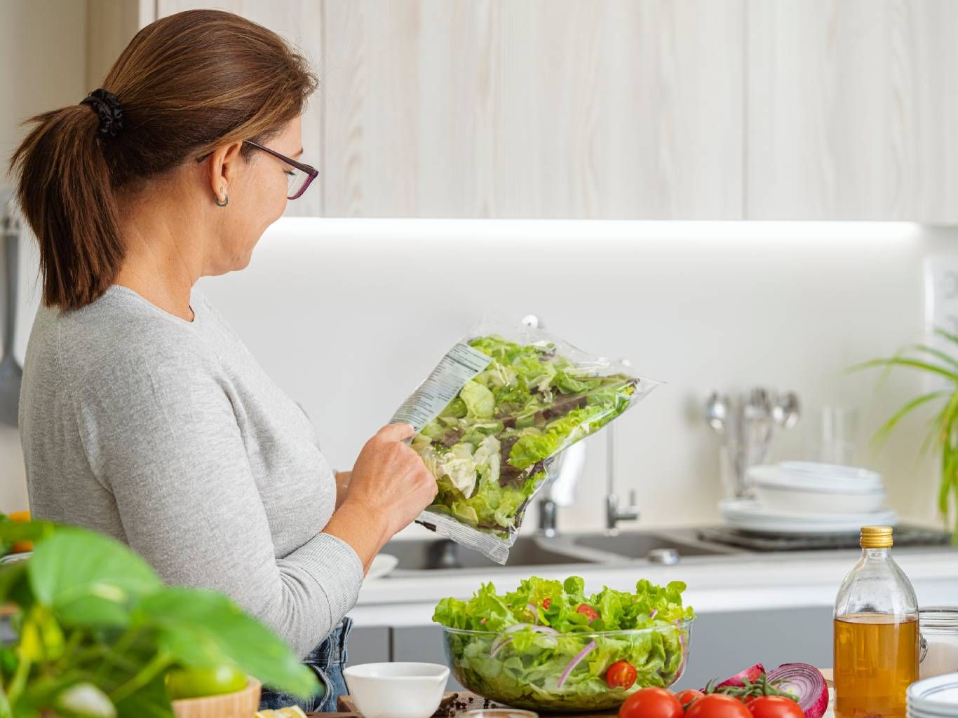 Las ensaladas envasadas pueden contener residuos de pesticidas, es importante lavar adecuadamente.
