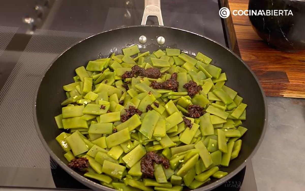 Saltea judías y majado en aceite caliente