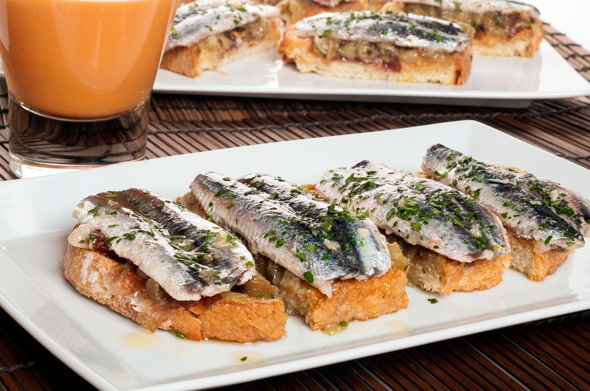 1490 Tosta de salmorejo, jamón, berenjena y anchoa (674) xl