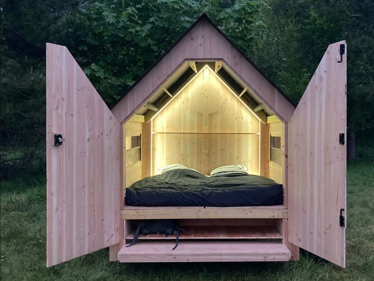 La cabaña Hut'Op de noche