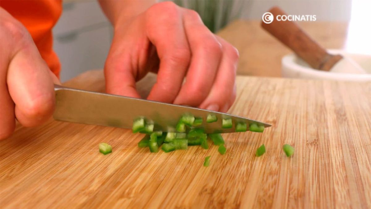 Receta de pipirrana, ensalada de tomate y pimiento   paso 2