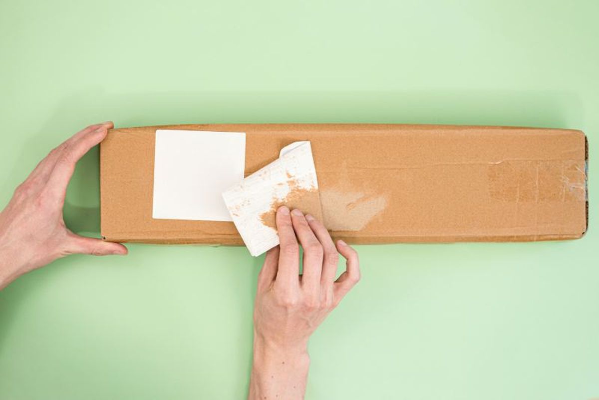 Antes de tirar un documento o paquetes, destruye los datos personales que contenga