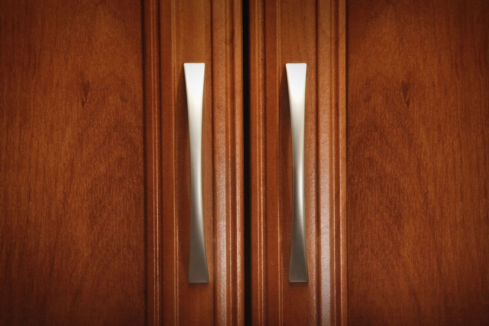 Cómo cambiar el pomo de un armario