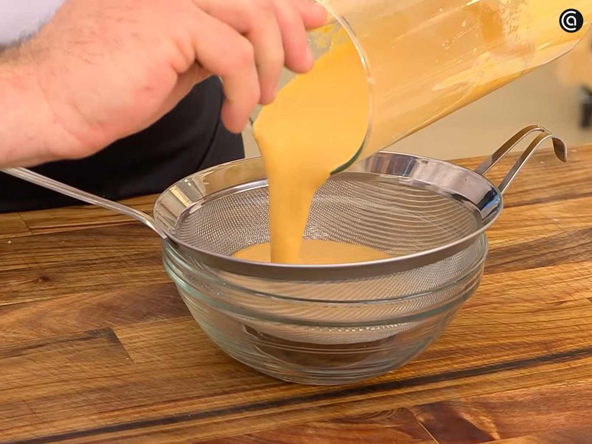 Pasa la crema de txistorra por un colador