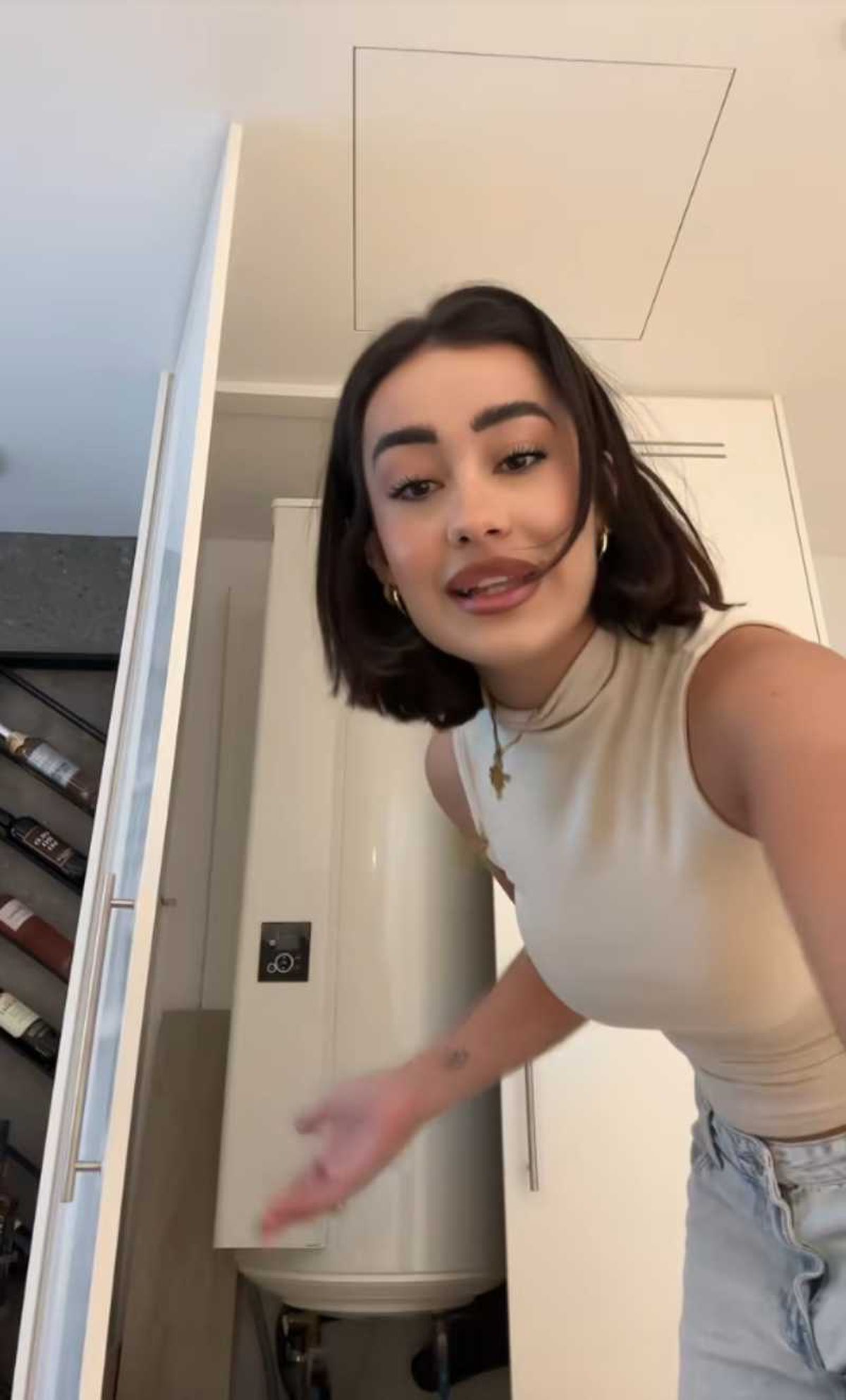 El armario de la caldera aún sin decorar.