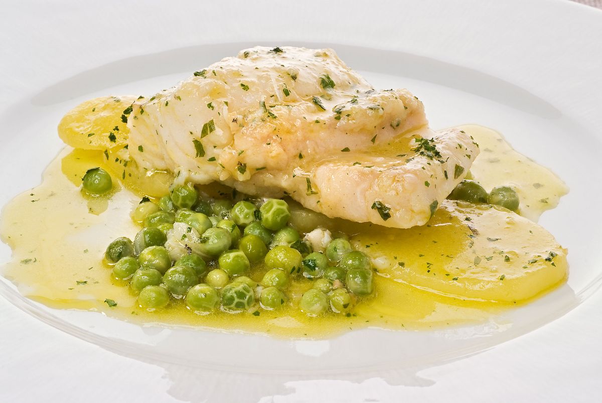 Merluza con guisantes